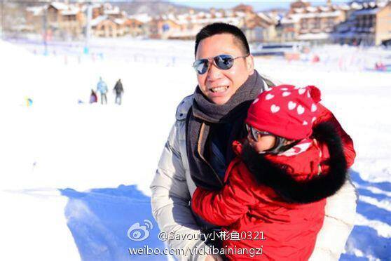 Phát sốt với loạt ảnh trượt tuyết của gia đình Triệu Vy 3