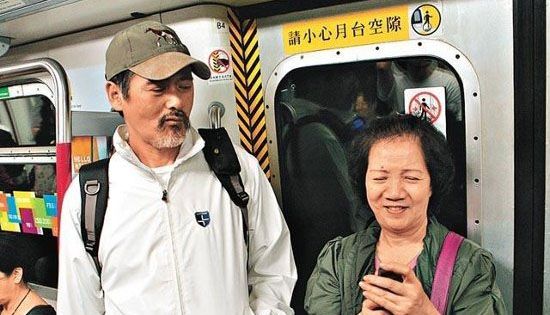 Châu Nhuận Phát bị "ghẻ lạnh" khi đi taxi, tàu điện ngầm 1