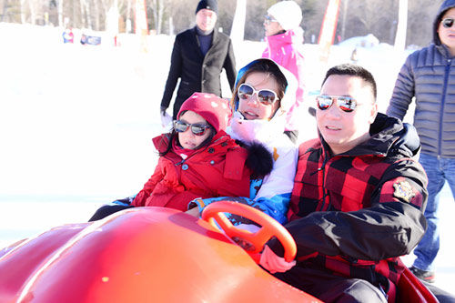 Phát sốt với loạt ảnh trượt tuyết của gia đình Triệu Vy 8