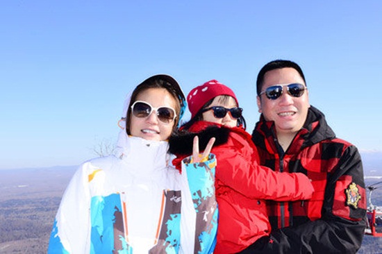 Phát sốt với loạt ảnh trượt tuyết của gia đình Triệu Vy 9