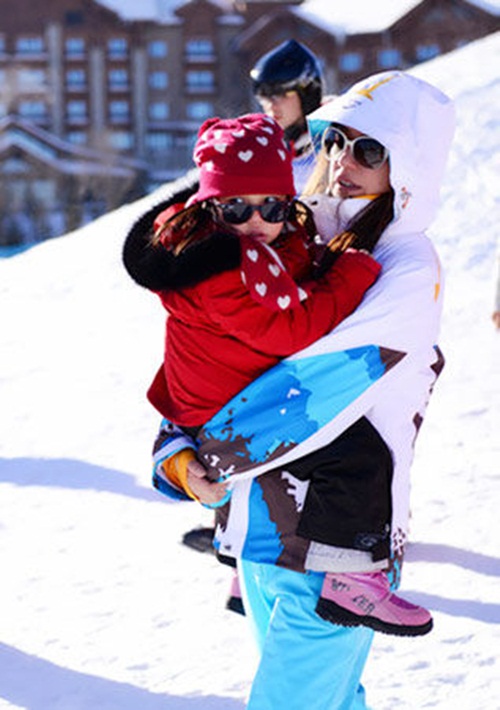 Phát sốt với loạt ảnh trượt tuyết của gia đình Triệu Vy 7