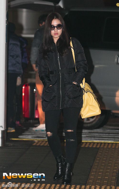 Park Shin Hye mệt mỏi, ngáp ngủ ở sân bay vào sáng sớm 9