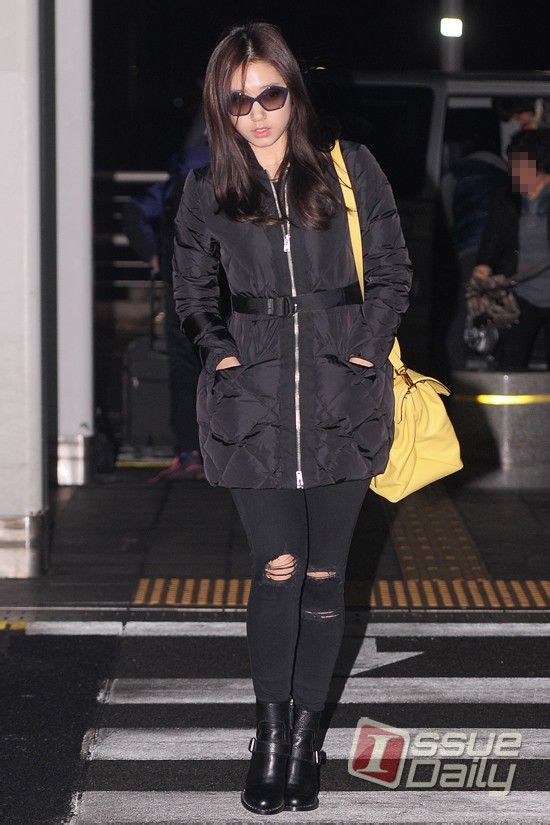 Park Shin Hye mệt mỏi, ngáp ngủ ở sân bay vào sáng sớm 11