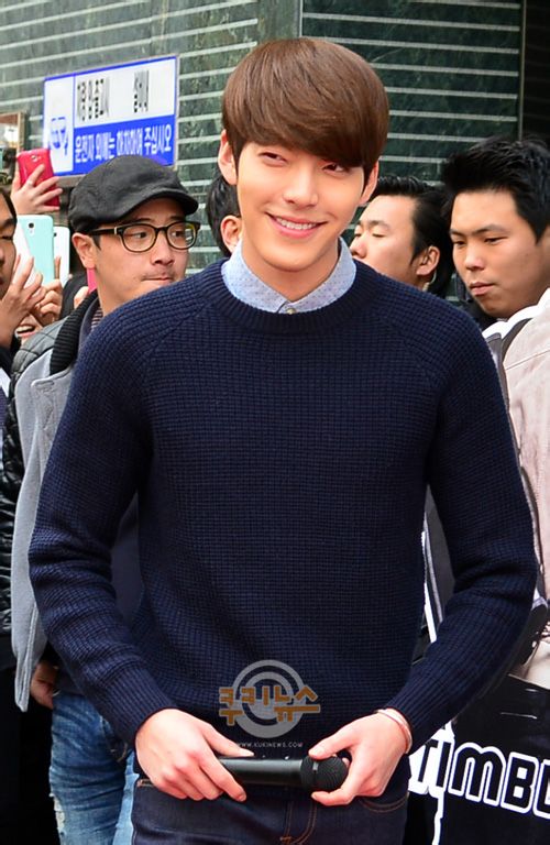 Kim Woo Bin “tươi roi rói” giữa vòng vây người hâm mộ 1