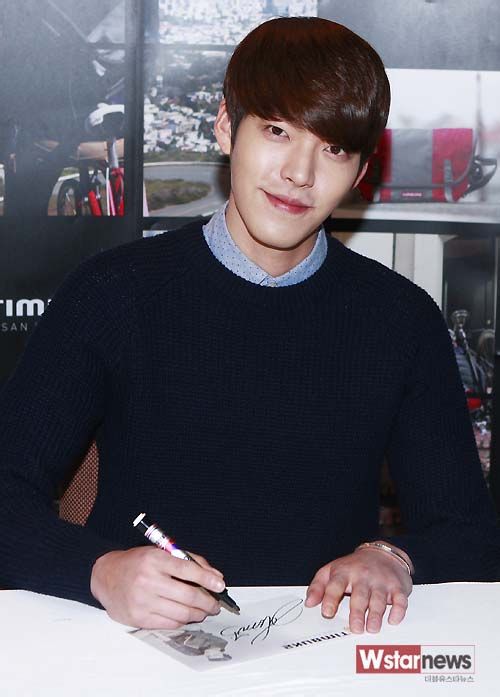 Kim Woo Bin “tươi roi rói” giữa vòng vây người hâm mộ 4