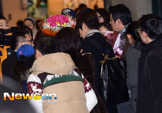 Park Shi Hoo được "săn đón" tại sân bay khi về Hàn đón Tết 9