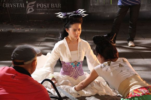 Lưu Diệc Phi "mặt phị" trong loạt ảnh hậu trường 8