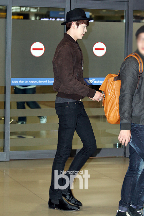 Kim Woo Bin điệu đà với son đỏ ở sân bay 12