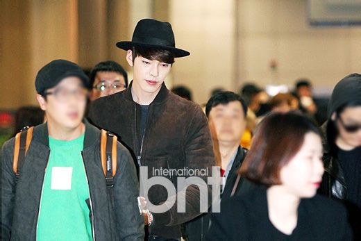 Kim Woo Bin điệu đà với son đỏ ở sân bay 1