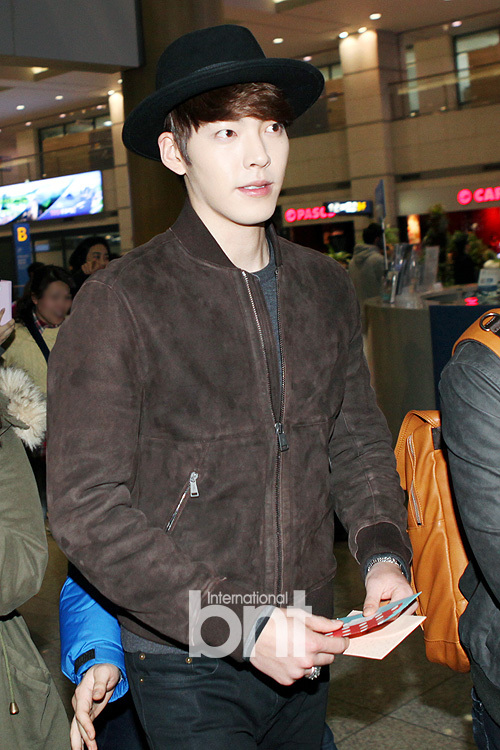 Kim Woo Bin điệu đà với son đỏ ở sân bay 4