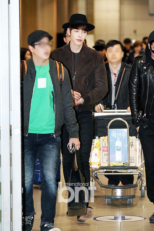 Kim Woo Bin điệu đà với son đỏ ở sân bay 6