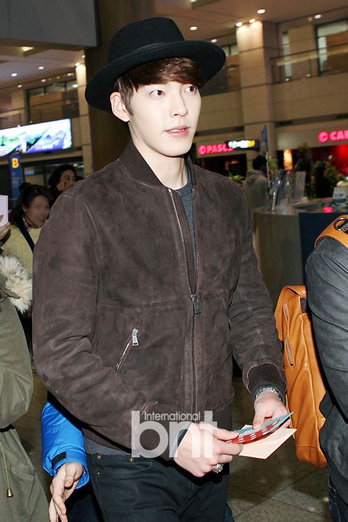 Kim Woo Bin điệu đà với son đỏ ở sân bay 7