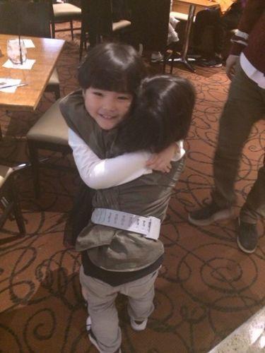 Con trai Lâm Chí Dĩnh ôm chầm bé Angela khi gặp mặt 1