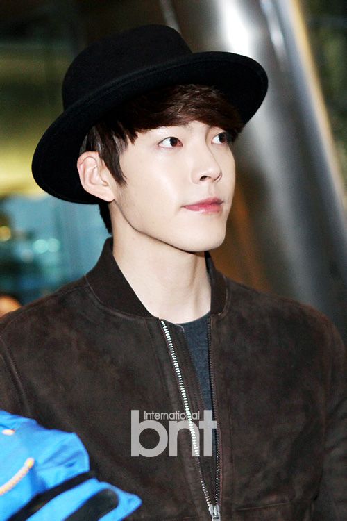 Kim Woo Bin điệu đà với son đỏ ở sân bay 2