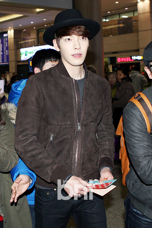 Kim Woo Bin điệu đà với son đỏ ở sân bay 8