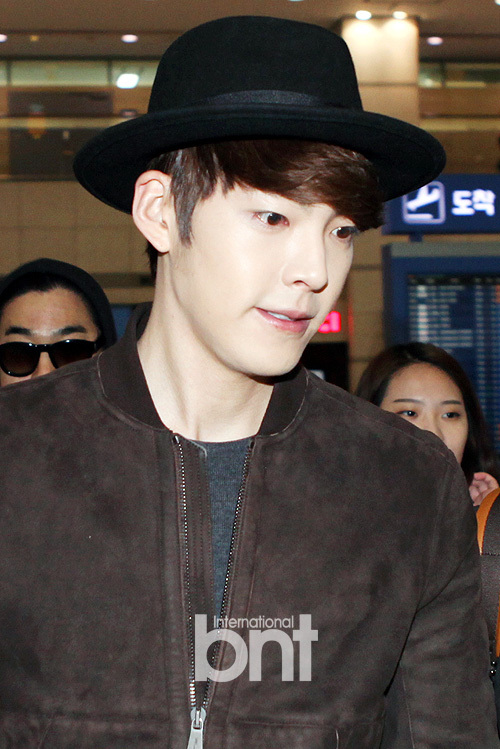 Kim Woo Bin điệu đà với son đỏ ở sân bay 9