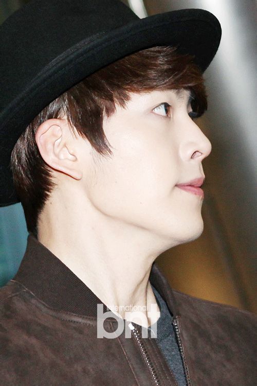 Kim Woo Bin điệu đà với son đỏ ở sân bay 10