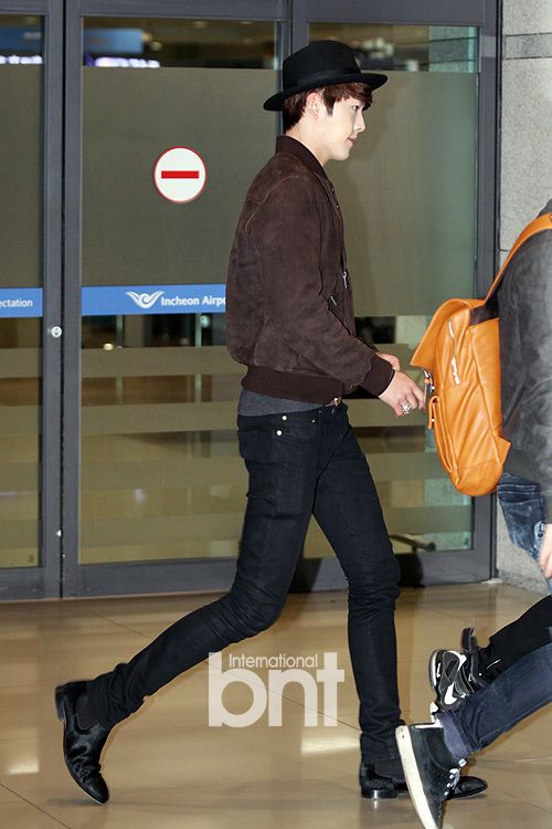 Kim Woo Bin điệu đà với son đỏ ở sân bay 11