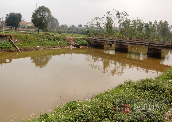 Bàng hoàng mẹ buộc con trai vào bụng nhảy sông tự tử 1