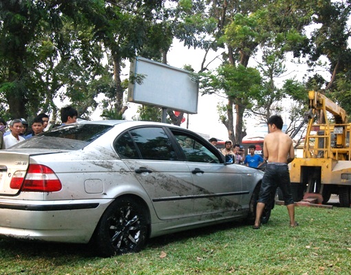 Xe BMW lao xuống sông Tô Lịch 3