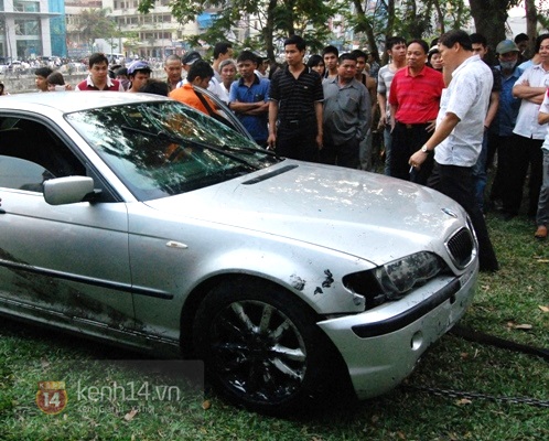 Xe BMW lao xuống sông Tô Lịch 4