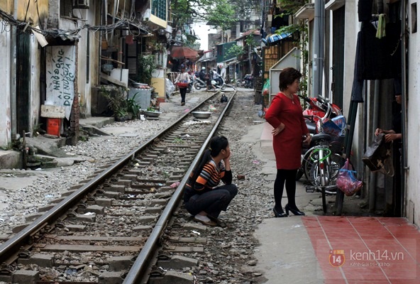 Nơi người dân sống chung với tàu hỏa giữa Hà Nội 3
