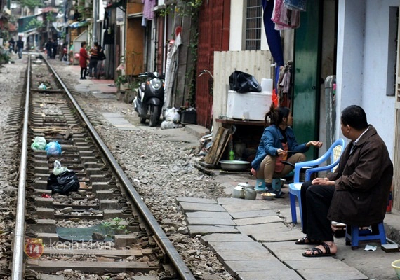 Nơi người dân sống chung với tàu hỏa giữa Hà Nội 8