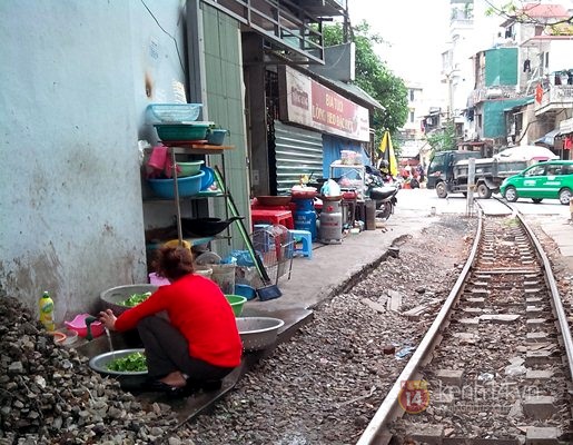 Nơi người dân sống chung với tàu hỏa giữa Hà Nội 9