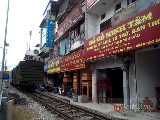 Nơi người dân sống chung với tàu hỏa giữa Hà Nội 12 Nơi người dân sống chung với tàu hỏa giữa Hà Nội 12
