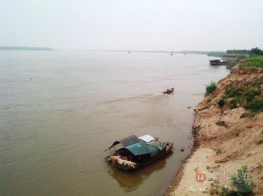 Trắng đêm tìm kiếm thi thể hai học sinh chết đuối tại sông Hồng 3