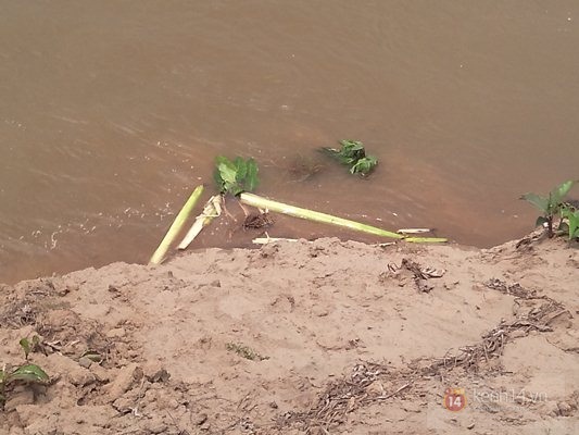Trắng đêm tìm kiếm thi thể hai học sinh chết đuối tại sông Hồng 2