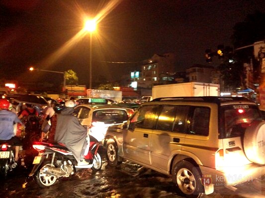 H&agrave; Nội ngập s&acirc;u sau mưa cực lớn tối nay 9