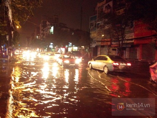 Hà Nội ngập sâu sau mưa cực lớn tối nay 13