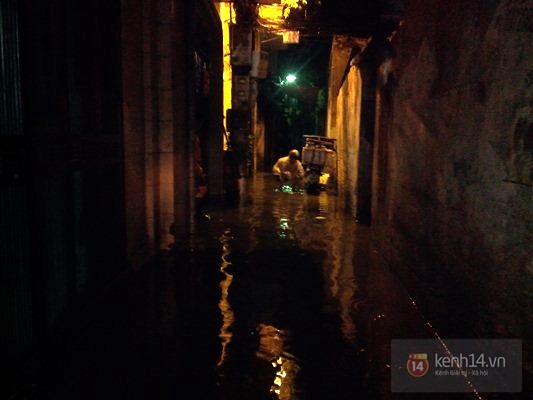 Hà Nội ngập sâu sau mưa cực lớn tối nay 15