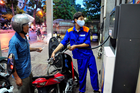 Xăng tiếp tục giảm gi&aacute; 1