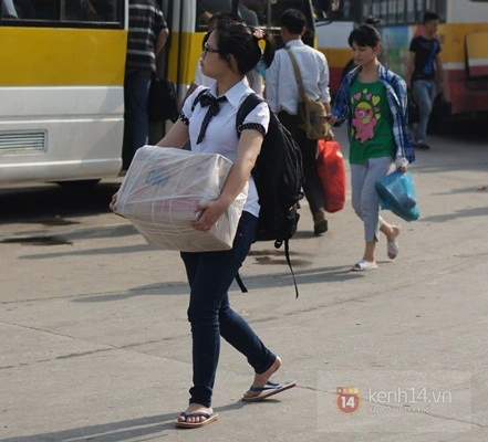 Sinh vi&ecirc;n vất vả mang gạo l&ecirc;n H&agrave; Nội sau k&igrave; nghỉ lễ 3