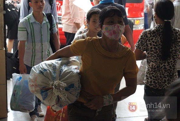 Sinh viên vất vả mang gạo lên Hà Nội sau kì nghỉ lễ 7