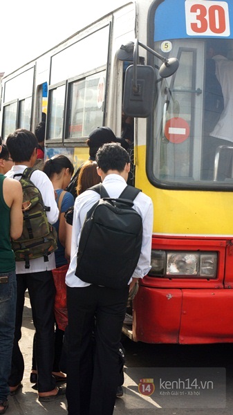 Sinh vi&ecirc;n vất vả mang gạo l&ecirc;n H&agrave; Nội sau k&igrave; nghỉ lễ 12