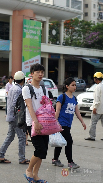 Sinh viên vất vả mang gạo lên Hà Nội sau kì nghỉ lễ 2