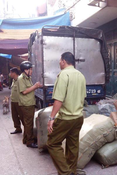 Hà Nội: 5 ô tô cùng biển số chở hàng chục tấn hàng lậu 6