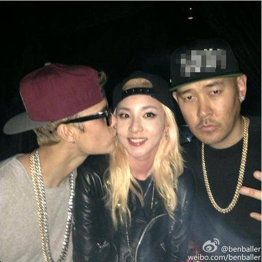 Justin Bieber hôn nhẹ lên má Dara (2NE1) 1