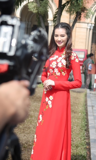 Trúc Diễm diện áo dài đỏ nổi bật quay hình cho Đài truyền hình Nhật Bản 3