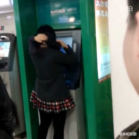 Thiếu nữ gặp rắc rối vì đỏng đảnh làm điệu trước cây ATM 1