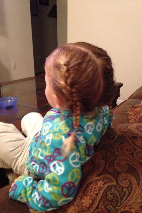 Ông bố đơn thân học cách tết hàng chục kiểu tóc điệu đà cho con gái 11