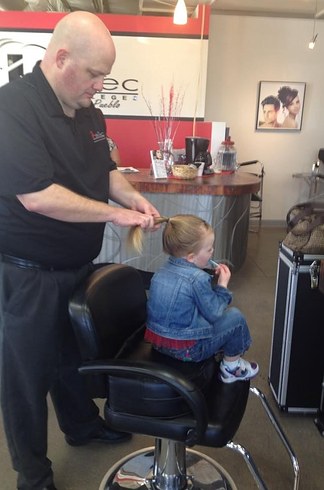 Ông bố đơn thân học cách tết hàng chục kiểu tóc điệu đà cho con gái 2