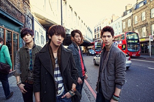 B.A.P, 2YOON, CNBLUE đua nhau "nh&aacute; h&agrave;ng" 1