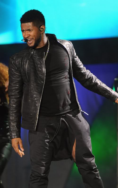 Usher bị bục quần trước mặt con gái Tổng thống Obama 2