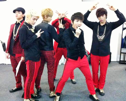 TEEN TOP tận dụng... b&aacute;nh ngọt để quảng b&aacute; single 2