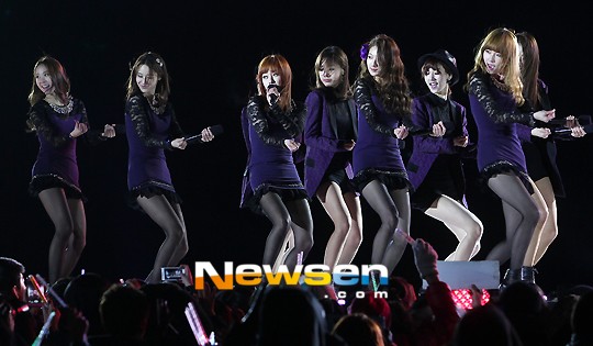 B2ST, HyunA, INFINITE-H, NU'EST co ro trên sân khấu vì rét 8