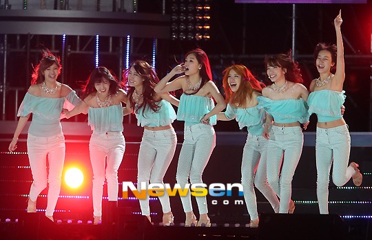 B2ST, HyunA, INFINITE-H, NU'EST co ro trên sân khấu vì rét 6